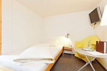 Hotelli Hirschen Guesthouse   Village