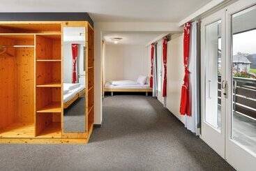 Hotelli Hirschen Guesthouse   Village
