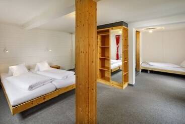 Hotelli Hirschen Guesthouse   Village