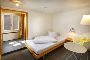 Hotelli Hirschen Guesthouse   Village