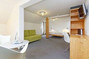 Hotelli Hirschen Guesthouse   Village