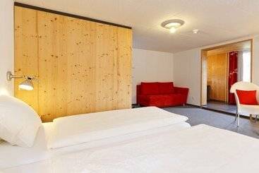 Hotelli Hirschen Guesthouse   Village