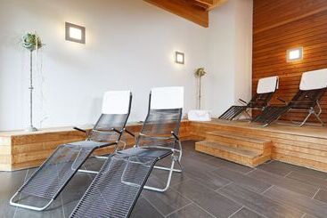 Hotelli Hirschen Guesthouse   Village
