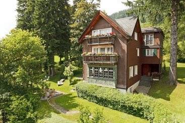 Hotelli Hirschen Guesthouse   Village