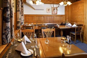 Hotelli Hirschen Guesthouse   Village