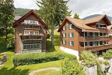 Hotelli Hirschen Guesthouse   Village