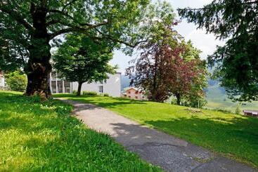 Hotelli Hirschen Guesthouse   Village