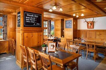 Hotelli Hirschen Guesthouse   Village