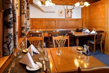 Hotelli Hirschen Guesthouse   Village