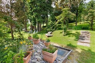 Hotelli Hirschen Guesthouse   Village