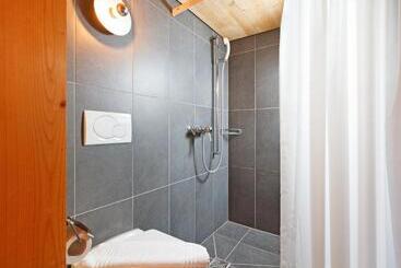 Hotelli Hirschen Guesthouse   Village