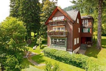 Hotelli Hirschen Guesthouse   Village