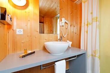 Hotelli Hirschen Guesthouse   Village