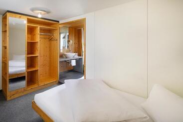 هتل Hirschen Guesthouse   Village
