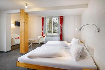 Hotelli Hirschen Guesthouse   Village
