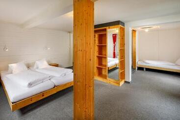 Hotelli Hirschen Guesthouse   Village