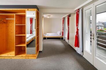 Hotelli Hirschen Guesthouse   Village