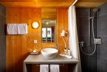 Hotelli Hirschen Guesthouse   Village