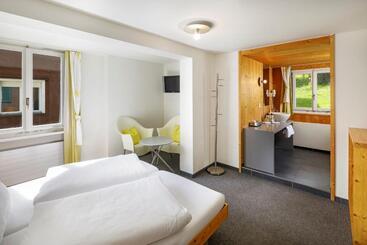 Hotelli Hirschen Guesthouse   Village