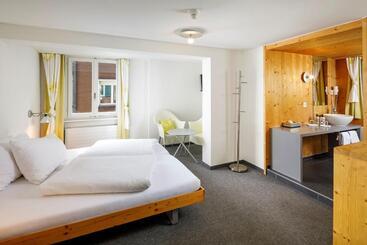 Hotelli Hirschen Guesthouse   Village