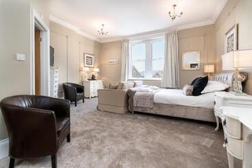 هتل Lansdowne House With Private Car Park