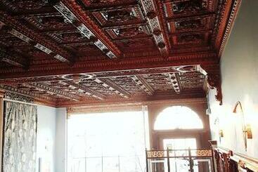 هتل The Town House