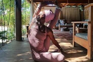استراحتگاه Flowers & Fire Yoga Garden