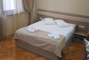 Cross Apartments And Tours