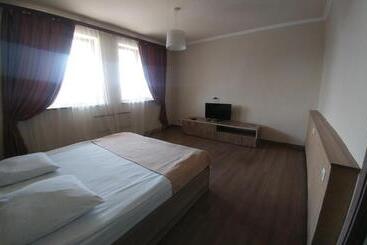 Cross Apartments And Tours