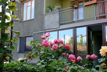 پانسیون Bucha`s Guest House & Wine Cellar