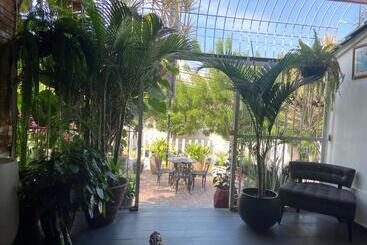 پانسیون Manakin Hostal & Resto
