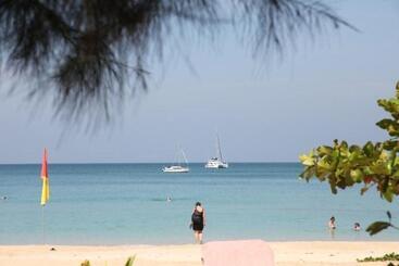 پانسیون Naiyang Seaview Place Resort
