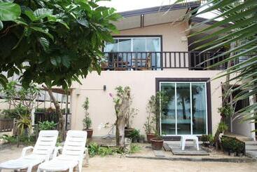 پانسیون Naiyang Seaview Place Resort