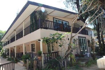 پانسیون Naiyang Seaview Place Resort