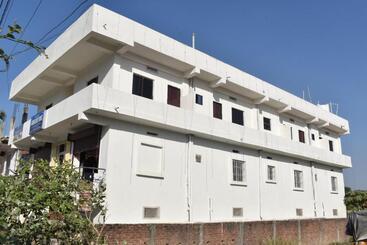 هاستل Gaurav Guest House