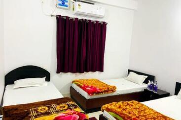 هاستل Gaurav Guest House