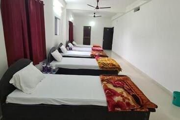 هاستل Gaurav Guest House