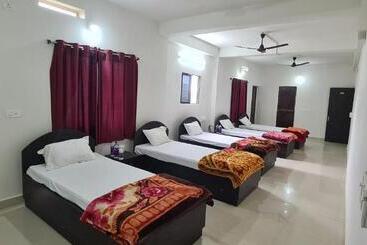 هاستل Gaurav Guest House