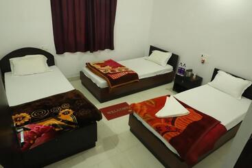 هاستل Gaurav Guest House