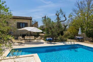 Bed and Breakfast Casa Ulmi Con Piscina