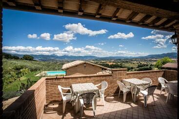 هتل Agriturismo La Rosa Montefalco