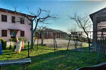 هتل Agriturismo La Rosa Montefalco