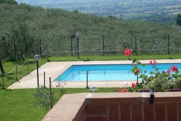 هتل Agriturismo La Rosa Montefalco
