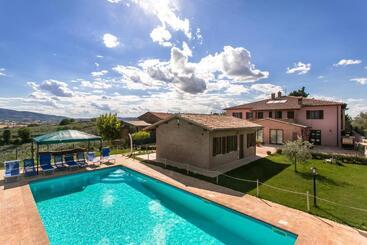 هتل Agriturismo La Rosa Montefalco