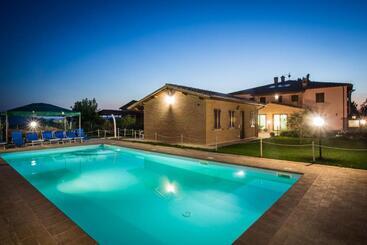 هتل Agriturismo La Rosa Montefalco