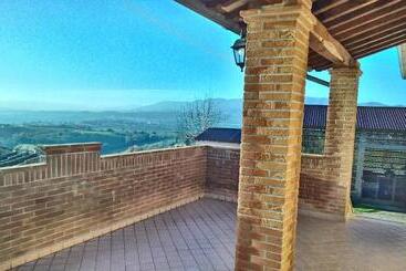 هتل Agriturismo La Rosa Montefalco