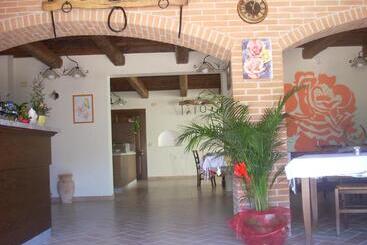 هتل Agriturismo La Rosa Montefalco