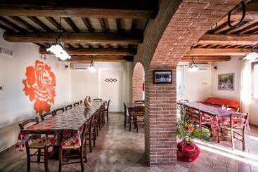 هتل Agriturismo La Rosa Montefalco