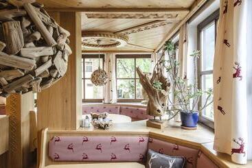 پانسیون Atelier Garni Astei