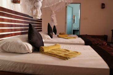 پانسیون Manel Guest House